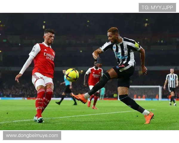 哪支英超球队名字为三个字且曾使用Reebok品牌？