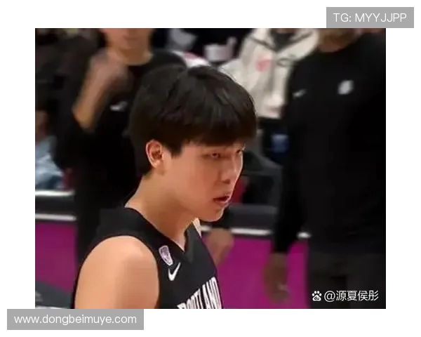 给个机会呗！开拓者上半场落后17分杨瀚森仍未获得上场机会引发关注